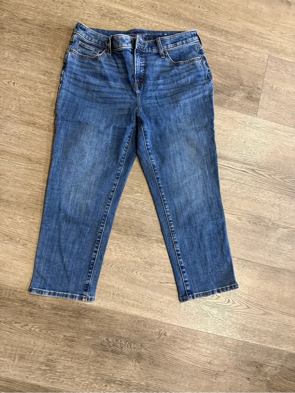 Chico's Cropped Girlfriend slim leg Jeans in Medium Blue